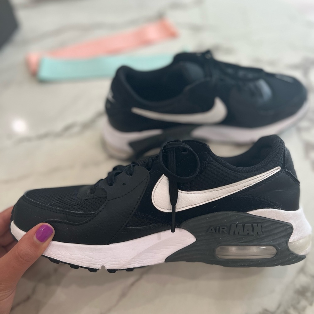 Nike Air Max Excee Black & White Sneakers – Women’s Size 8 | Everyday Streetwear
